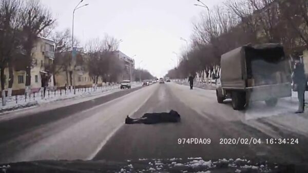 Verzekeringsfraudeur probeert met haar acteerkunsten een Oscar in de wacht te slepen