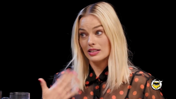 Margot Robbie heeft het zwaar tijdens het eten van pittige kippenvleugels bij Hot Ones