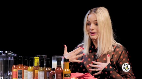 Margot Robbie heeft het zwaar tijdens het eten van pittige kippenvleugels bij Hot Ones