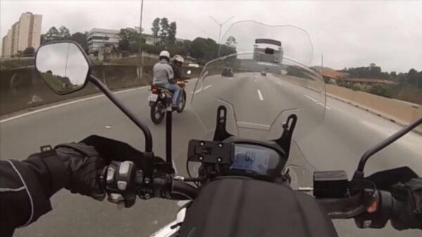 Spookrijder rijdt bewust met hoge snelheid tegen het verkeer in zodat zijn motor niet wordt gejat