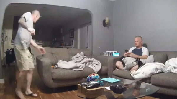 Iets té enthousiaste hond heeft gekke 5 minuten en sloopt salontafel