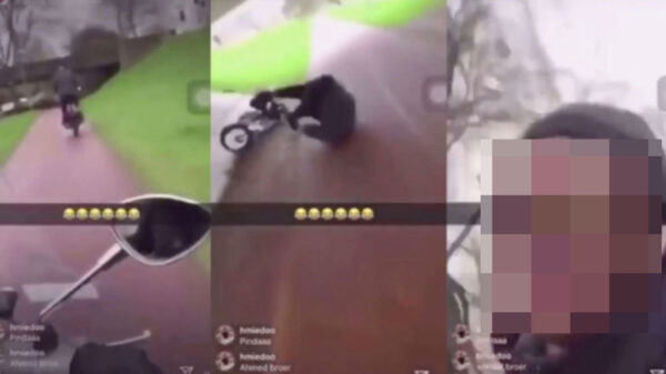 Triest: jongens op scooter trappen oudere man al lachend van zijn fiets