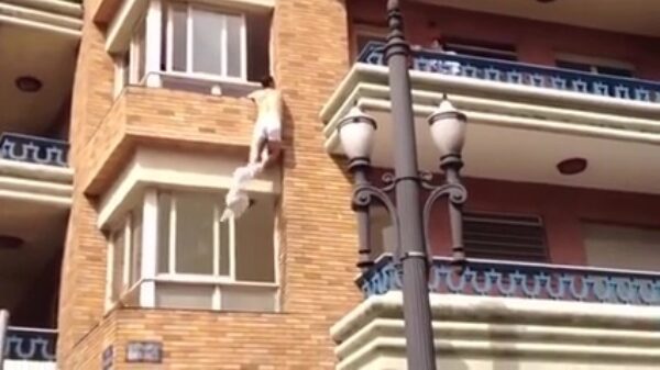 Als haar man ineens thuiskomt en je moet vluchten terwijl de hele buurt staat te kijken