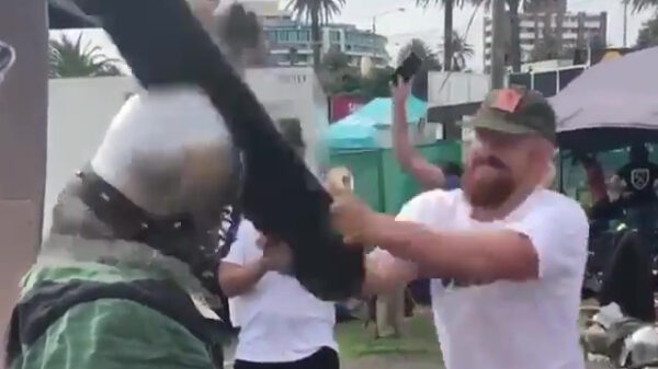 Stoere skateboardmepper hardhandig geveld door een touwtje