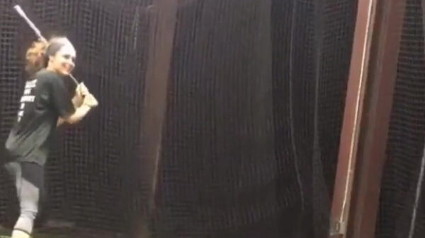 Deze dame heeft een keurige swing in huis