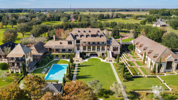 Hey psst, 22 miljoen kostende villa met eigen bowlingbaan en racecircuit kopen?