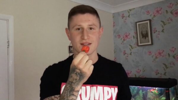 Stoertje gaat niet helemaal lekker als hij een Carolina Reaper wegknaagt