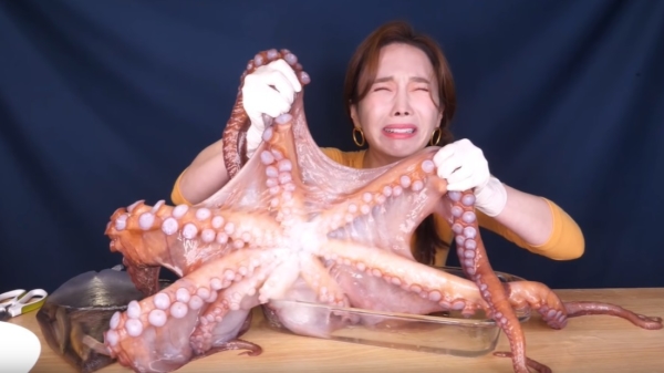 De WTF-video van de dag: bange Koreaanse keukenprinses bereidt en eet een octopus