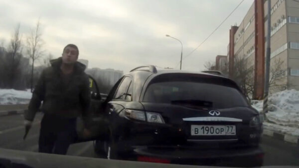 Rus trekt meteen zijn pipa tijdens road rage maar vergeet ff z'n handrem