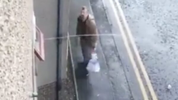 Ondertussen in Schotland: je bezopen buurman op een nat pak trakteren