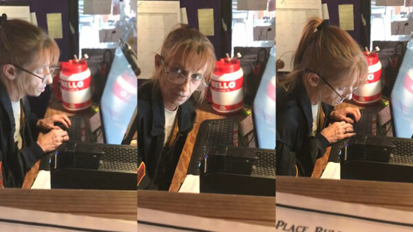 Heeft deze receptioniste stiekem ergens van zitten snoepen of is ze gewoon oververmoeid?