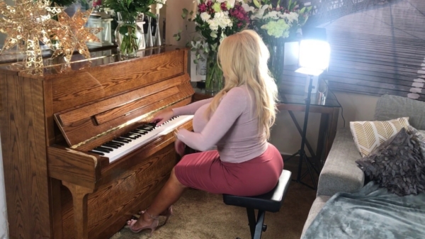 Goedemorgen: Allegra Cole speelt een stukje klassiek op de piano