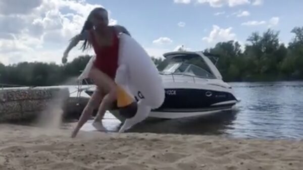 Russische Baywatch-babe doet een keurige schorpioen