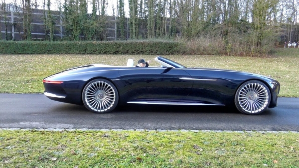 Supercar Blondie doet een rondje in de bizarre en 6 meter lange Vision Mercedes-Maybach 6 Cabriolet