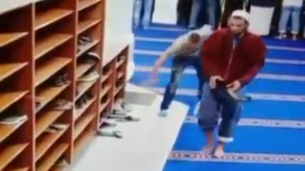 Moskee blijkt prima plek om proletarisch schoenen te shoppen