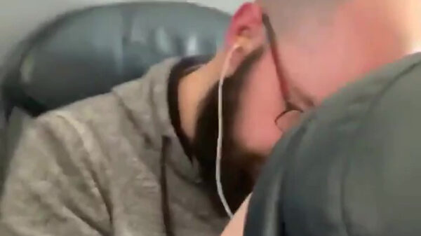 Eikel laat duidelijk weten het niet eens te zijn met de vliegtuigstoel van degene voor hem