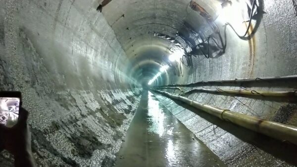 Mega-explosie in grote rioolbuis levert heftige schokgolf op