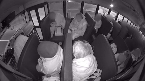 Automobilist rijdt door rood en klapt tegen schoolbus vol met leerlingen