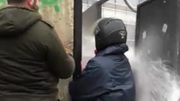 Tijd om de ME met hun waterkanon even te trollen