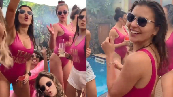 Charmante dames in roze badpakken houden een pool party en jij bent niet uitgenodigd