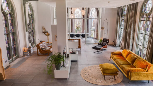 Voor slechts € 1.050.000,- woon jij in een tot superdik herenhuis verbouwde kerk