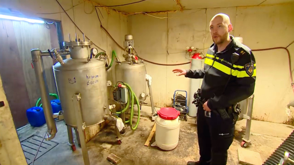 Altijd handig: politie geeft een informatieve rondleiding door een groot drugslab in Hapert
