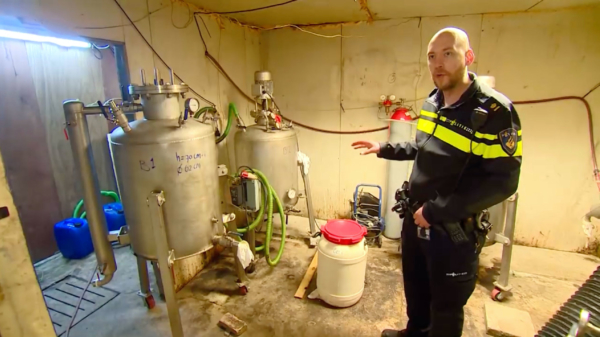 Altijd handig: politie geeft een informatieve rondleiding door een groot drugslab in Hapert