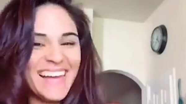 Schattig baasje laat hond stoppen met likken