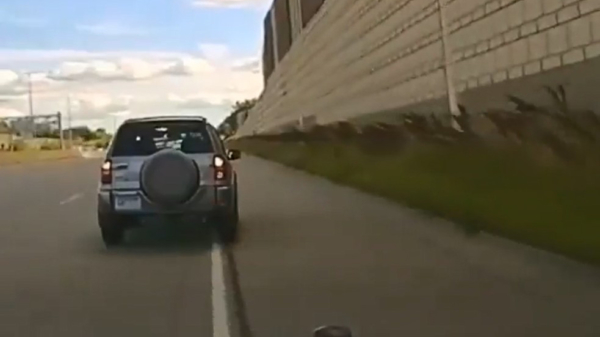 Bijdehante automobilist gebruikt een putdeksel om aan de politie te ontsnappen