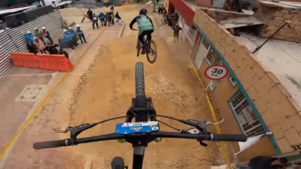 Even kogelhard van een bizar downhillparcours midden in de stad af joekelen