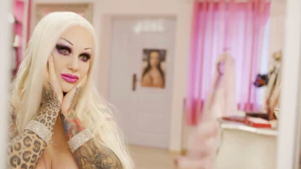 Deze dame gaf $65.000 uit om een gothic Barbie te worden