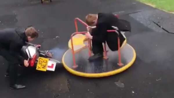 De eeuwenoude stunt met de scooter en de draaimolen