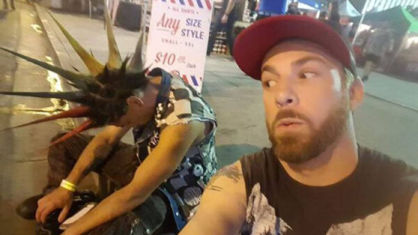 Vreemde figuren tonen vol trots hun bijzondere kapsels