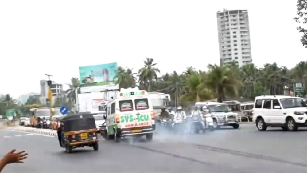 Tuktukbestuurder kijkt niet uit z'n doppen en zorgt ervoor dat ambulance op menigte inrijdt