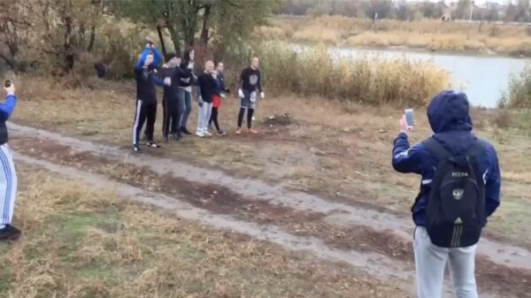 Traditioneel Russisch tijdverdrijf: een georganiseerd potje matten in de 'achtertuin'