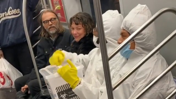 Mensen in de metro trollen met een coronavirus-prank