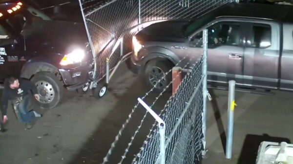 Gestoorde vrouw jat haar in beslag genomen auto terug en jaagt medewerker omver