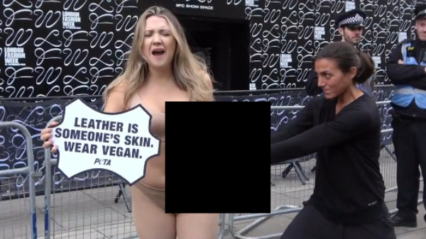 PETA-activiste 'levend gevild' tijdens protestactie op de London Fashion Week