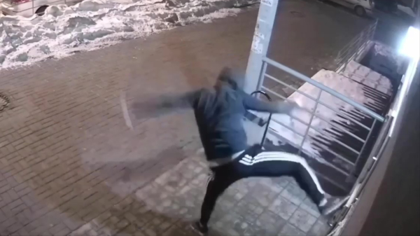 Russische Karate Kid sloopt half flatgebouw als hij de deur niet open krijgt