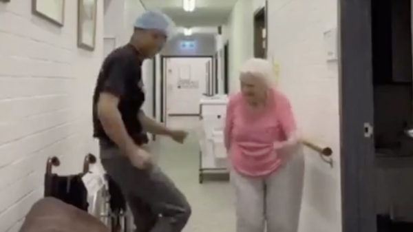 Dansen met bejaarden, omdat het kan