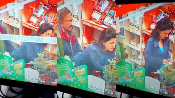 Italiaans stelletje probeert het boodschappen doen wat spannender te maken