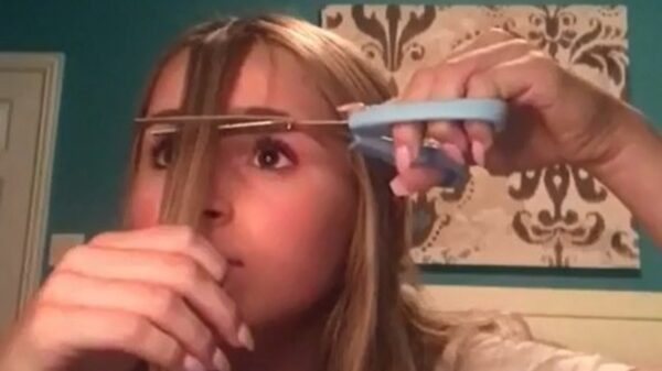 Meisje besluit zelf wel even d'r pony te knippen