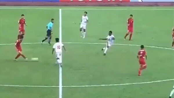 Voetballer krijgt bal tot twee keer toe op een presenteerblaadje maar weet alsnog keihard te falen