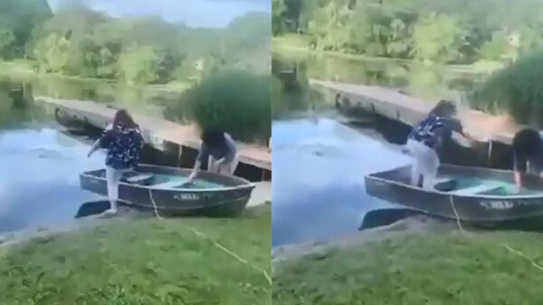 Tante doet een poging om elegant in het bootje te stappen