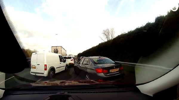 BMW die op A20 een file probeert te vermijden krijgt portie karma voor zijn porem