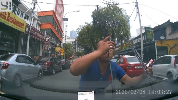 Automobilist heeft een vreemde aanvaring met badass mofo in het midden van de weg