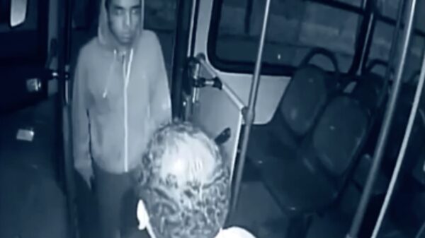 Buschauffeur én passagier met ballen van staal nemen het op tegen gewapende overvaller