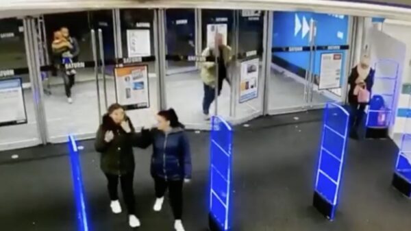 Stoertje probeert bij binnenkomst indruk te maken op het personeel