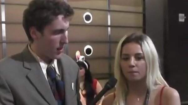 Blonde dame maakt in interview alle dommeblondjesmoppen overbodig