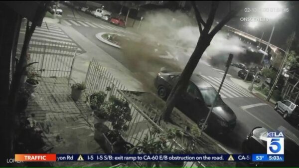 Dronken vrouw lanceert haar BMW M4 over een rotonde voor een onvrijwillige vliegles